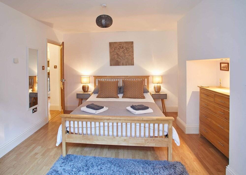 Host Stay Rock Pipit