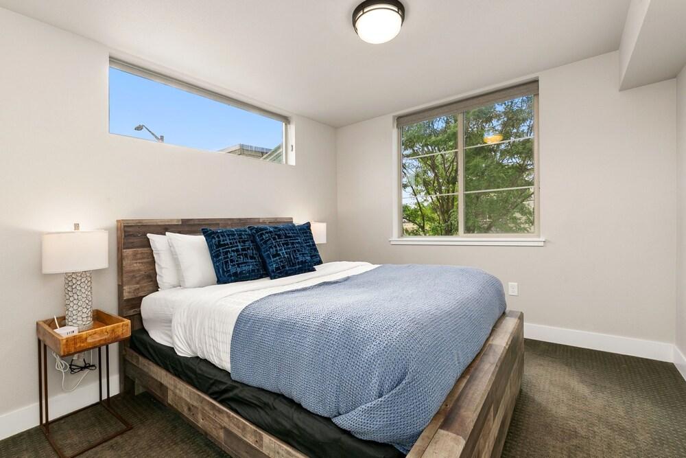 Old Town Modern New Build: Rftp Spa W/ Mtn Views!