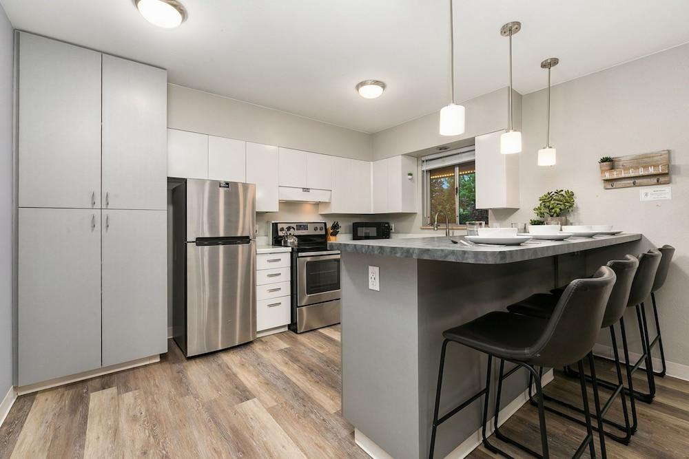 Lavender Suite Relaxed, Walkable Old Town Stay