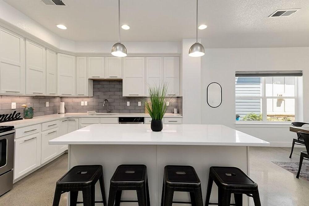 Gorgeous Townhome Steps From the Brewery District!