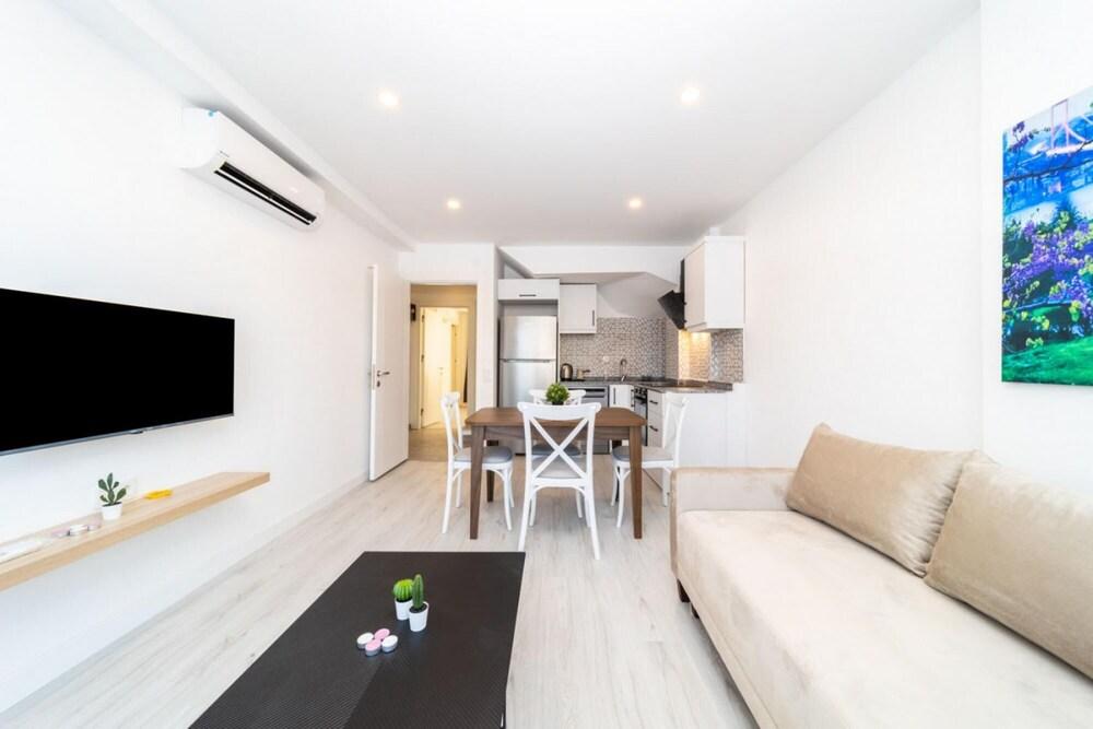 Central Flat With Terrace in Muratpasa