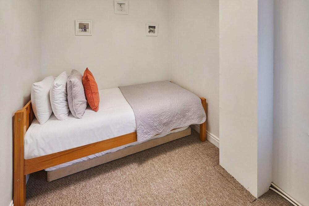 Host Stay Isla Cottage