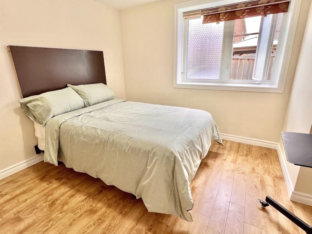 Cozy Home in Richmond Hill with Free Parking