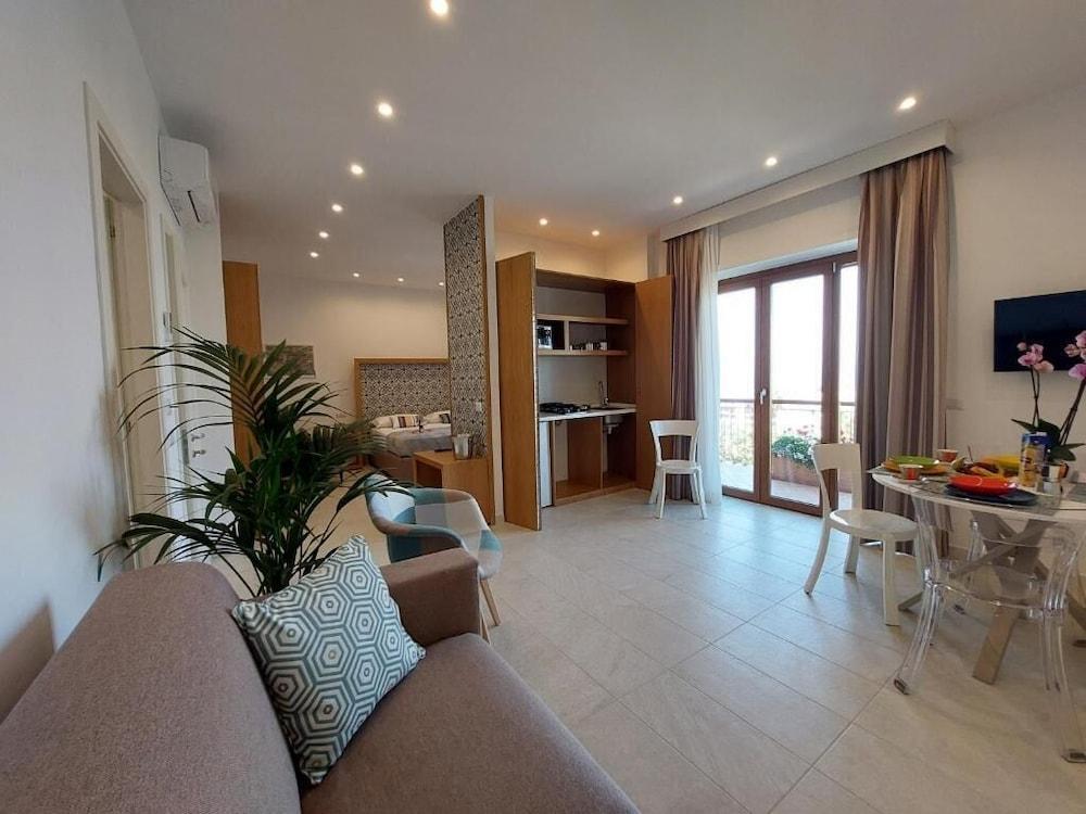 MISTRAL LUXURY SUITES