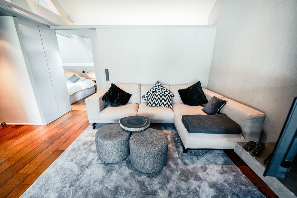 Luxurious 1BR Apt w Prkg & Jacuzzi Btub