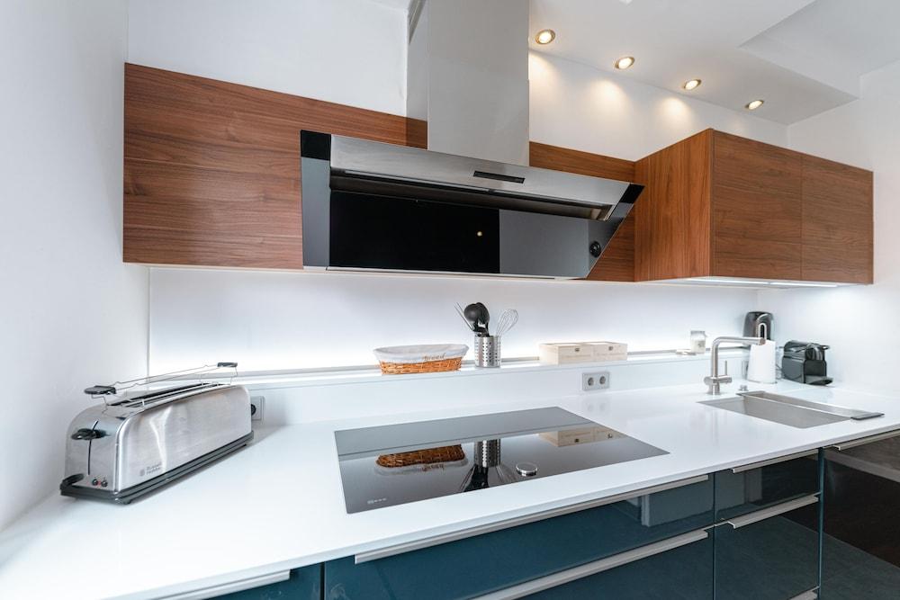 Stylish Open 1BR Apt in Cents w Balcony