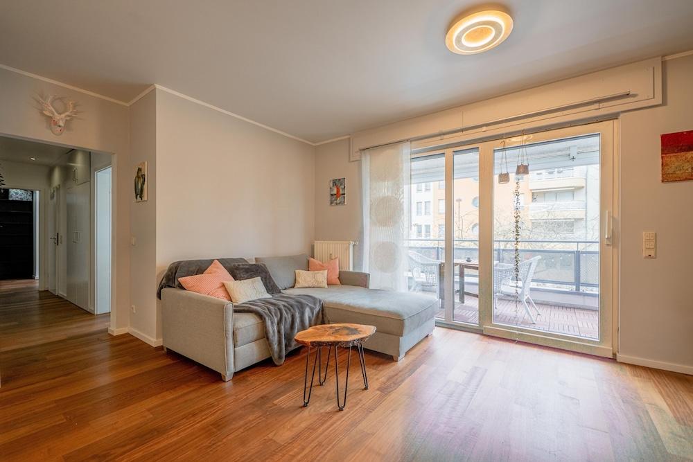 Stylish Open 1BR Apt in Cents w Balcony