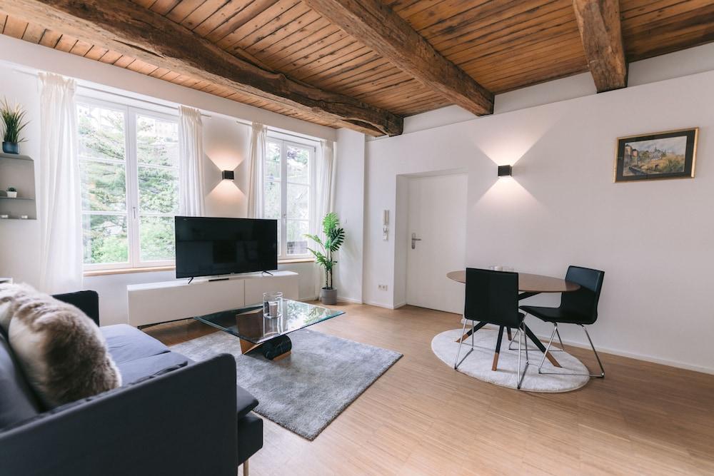 Exquisite 1BR Apt in Old Town w Balcony