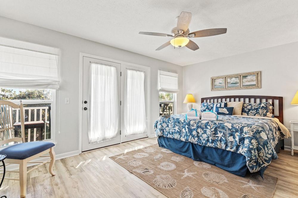 Vacation in This Gorgeous 2-story Home! 3 BR 3 BA! Sleeps 8!