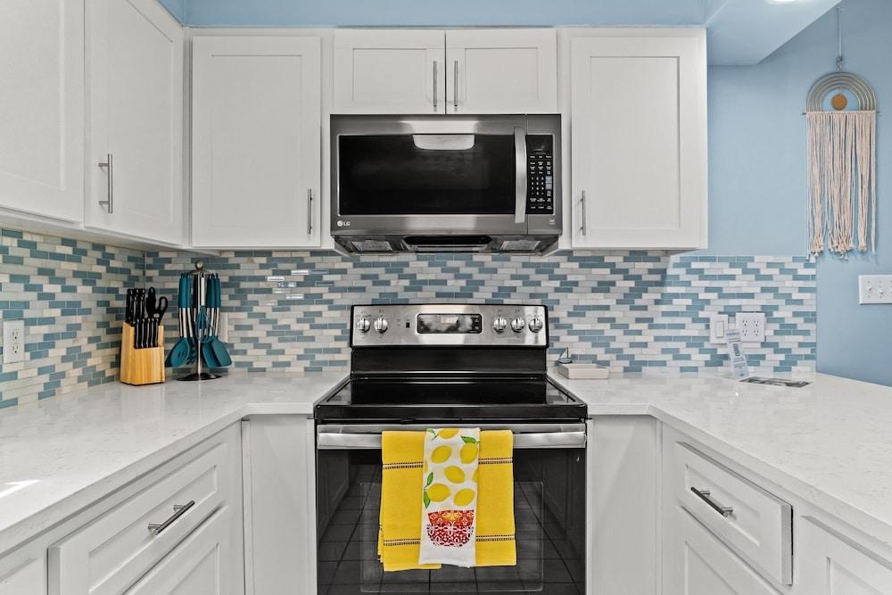 Contemporary Bungalow / West End PCB / Available Now! / Perfect for Family