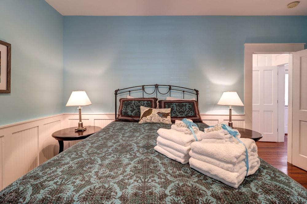 A Seaside Beauty! Book Now - Lot of Outdoor Living Space