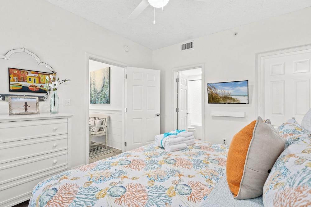 Fun In The Sun! Crescent at Miramar - Gulf Front+beach Chairs