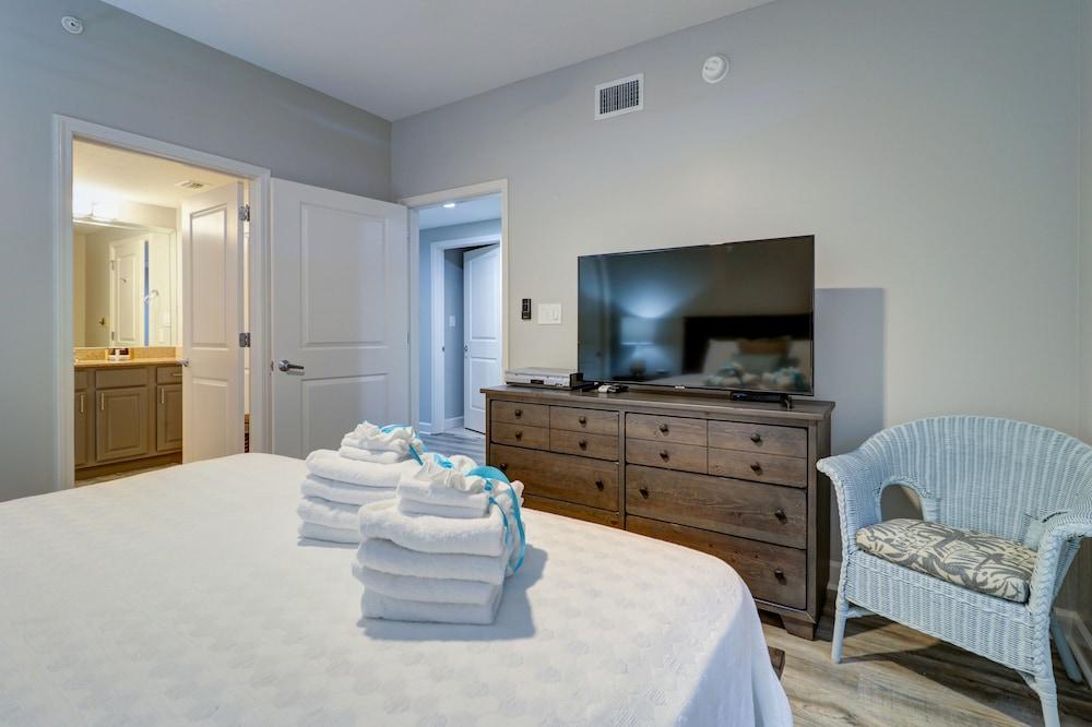 Gulf Front Master Suite! Directly On The Beach! 3 BR / 2 BA! Sleeps 8!