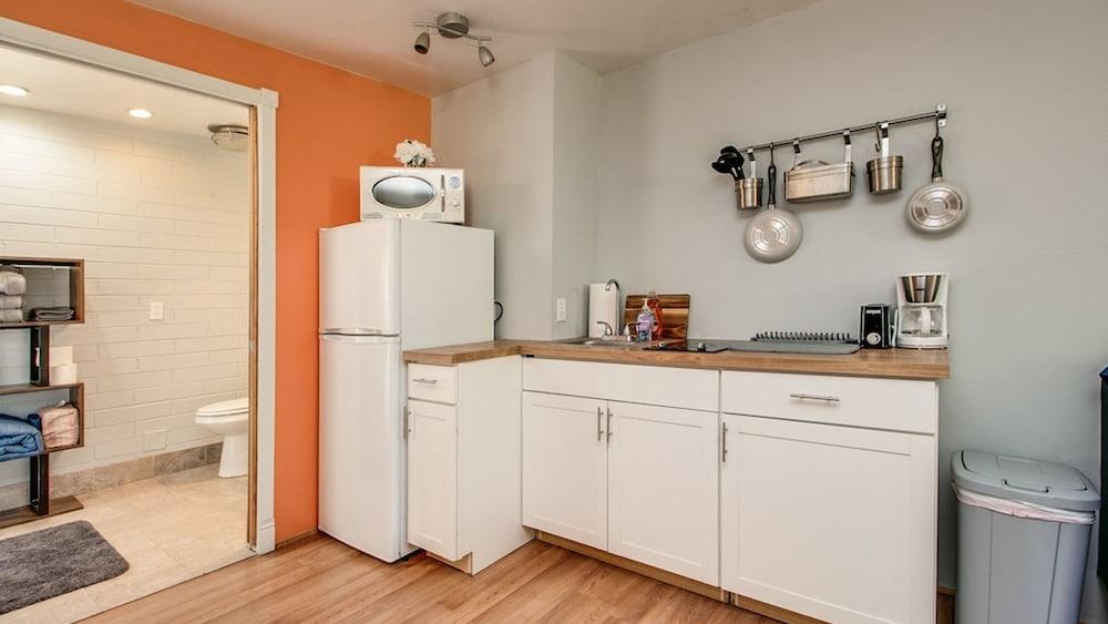 Bright & Cozy Mid Town Zen Yard Studio!