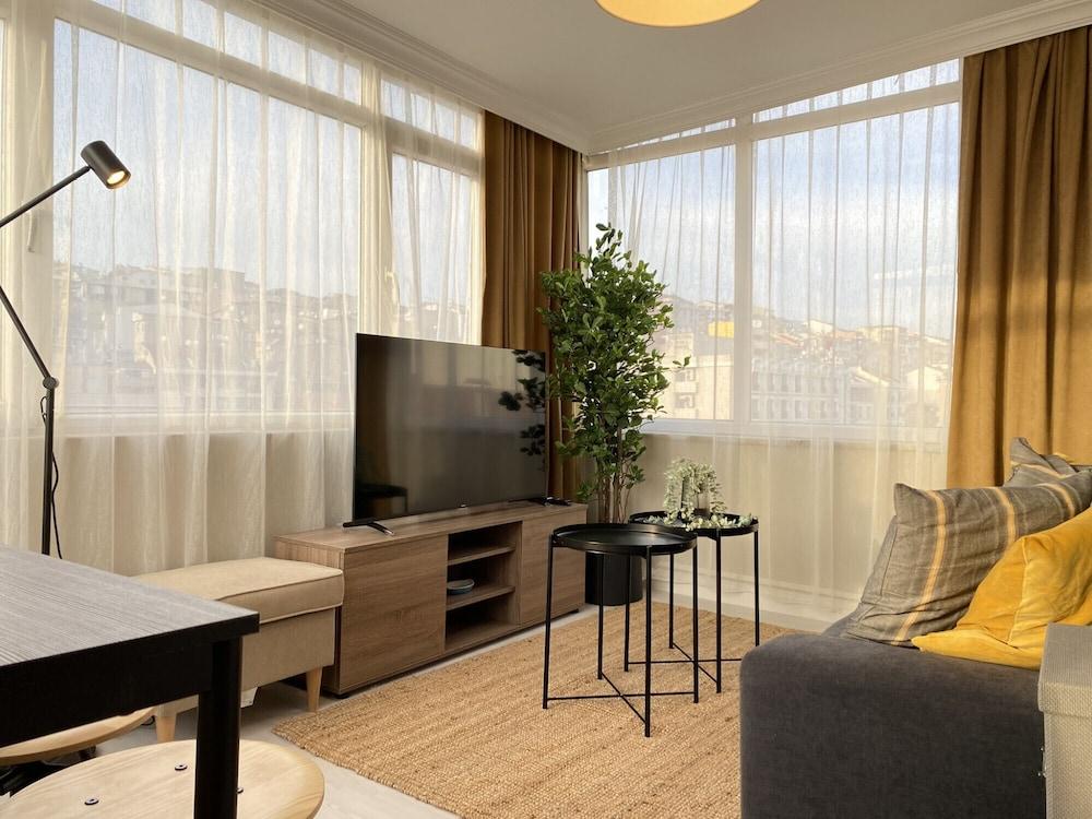 Central and Charming Flat With Balcony in Sisli
