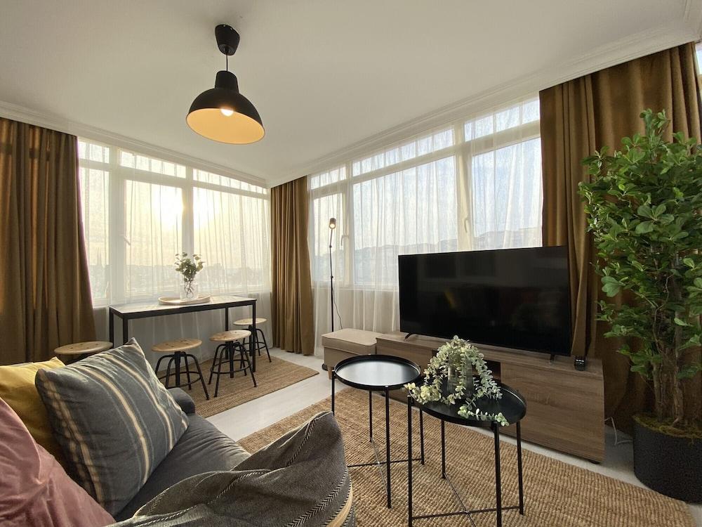 Central and Charming Flat With Balcony in Sisli
