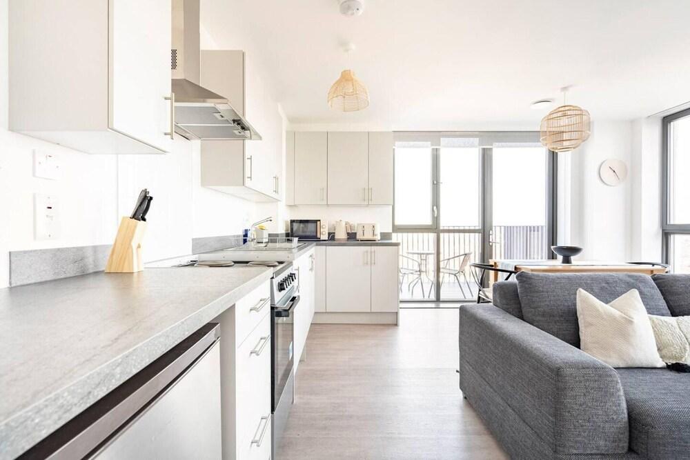 2 Bed Penthouse - Balcony - Smoking - Parking