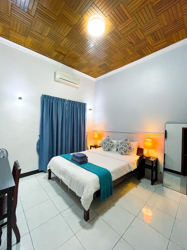 The Birdcage Boutique