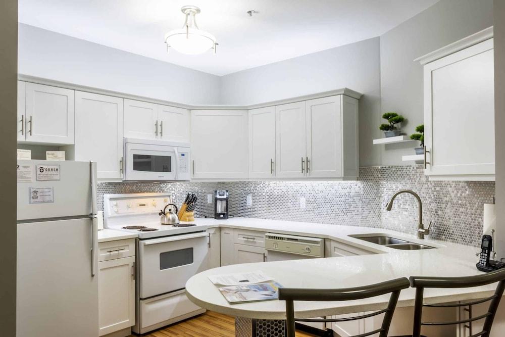 Obasa Suites @ The Hallmark