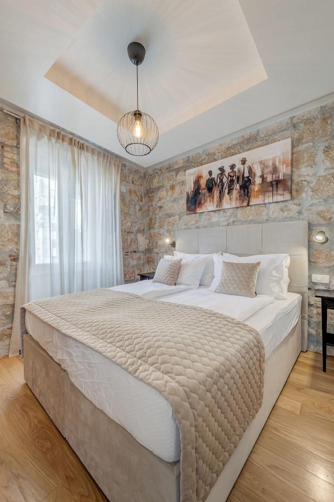 InMotion Luxury Rooms