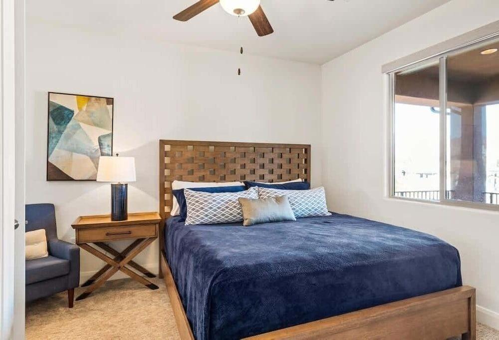 Desert Solitaire #101 6 Bedroom Townhouse