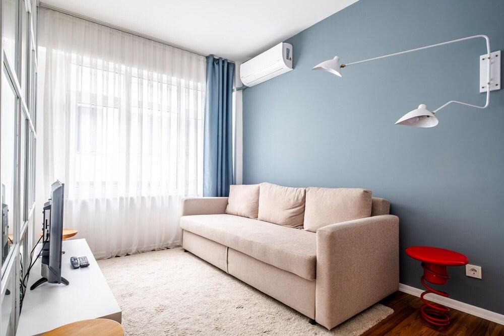 Sleek Studio Flat With Central Location in Kadikoy