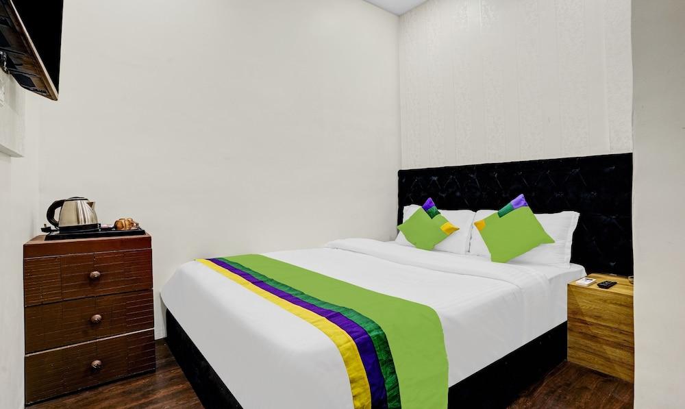 Treebo Trend Freedom Star, Vile Parle