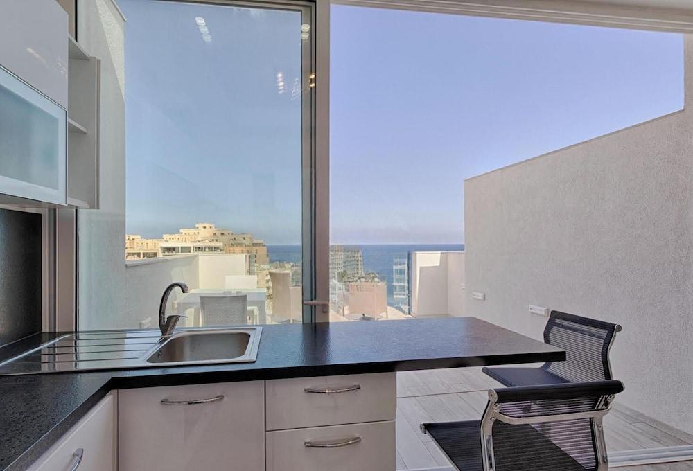 Seafront Penthouse Triplex- Roof Terrace & Hot Tub