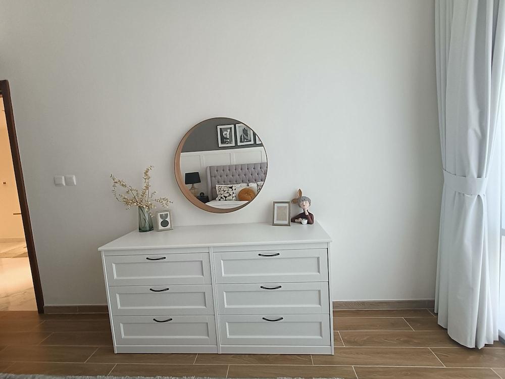 SuperHost - Fabulous Canal Views from This Waterfront Luxe Apt