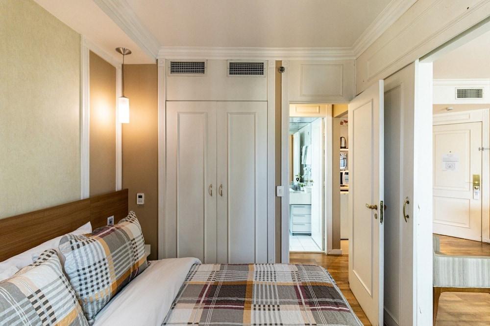 Kazanoah - Universe Flat