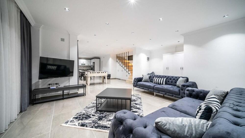 Chic Villa With Pools Jacuzzi Nature View in Kas