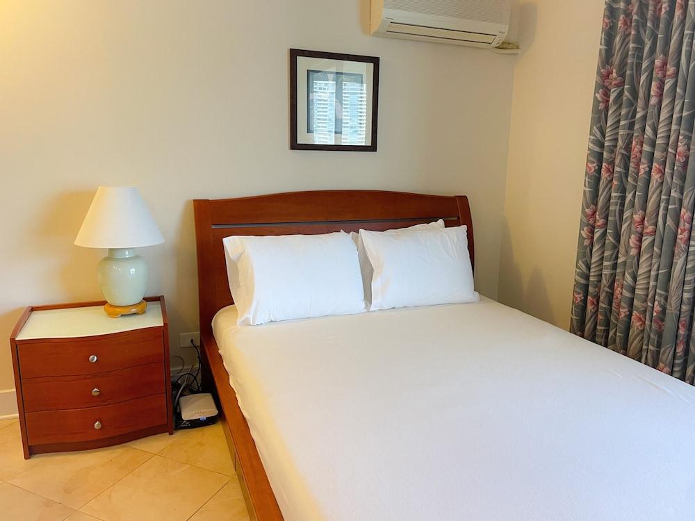 Charming Royal Garden Condo by Redawning