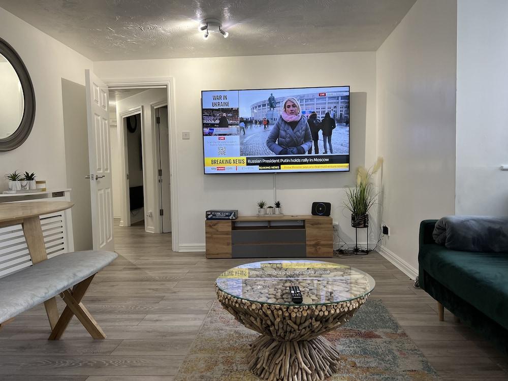 Impeccable 2-bed Apartment in Erith