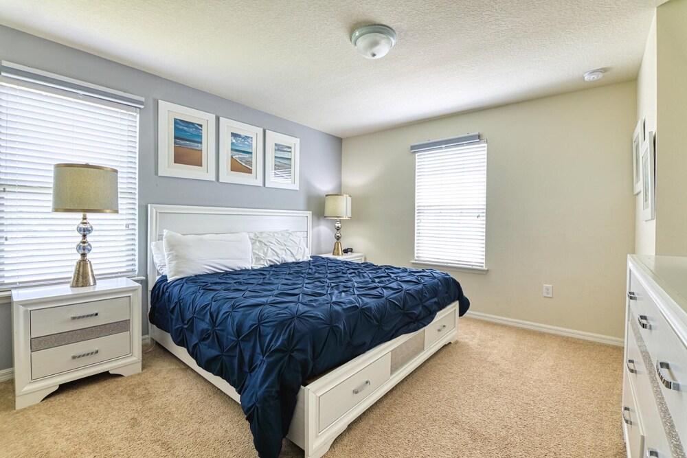 Noemie's 7 Bed Windsor at Westside Holiday Home