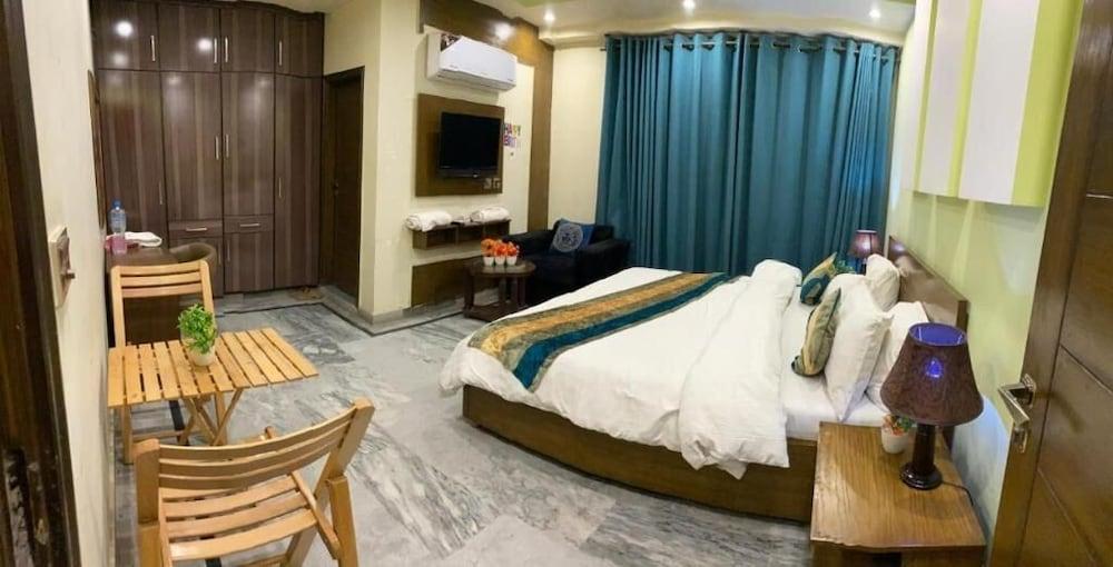 Hotel Holiday Lahore