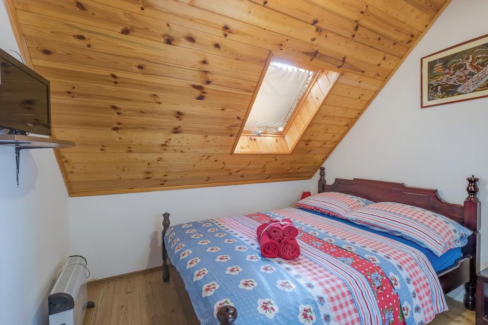 Rustic Cottage With Heated Pool