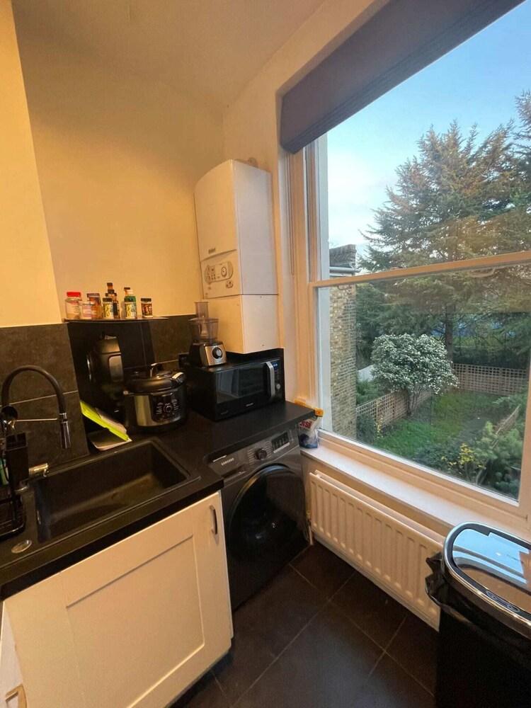 Stylish and Spacious 1 Bedroom Flat