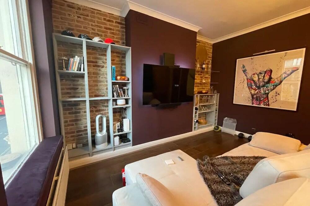 Stylish and Spacious 1 Bedroom Flat