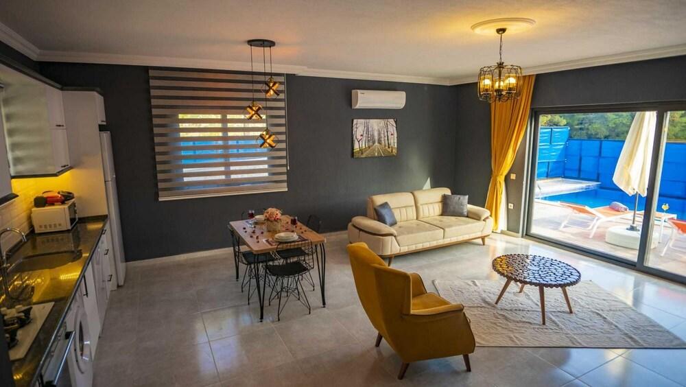 Vibrant Villa With Pool Backyard Jacuzzi in Kas