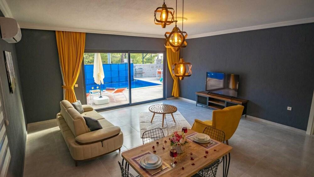 Vibrant Villa With Pool Backyard Jacuzzi in Kas