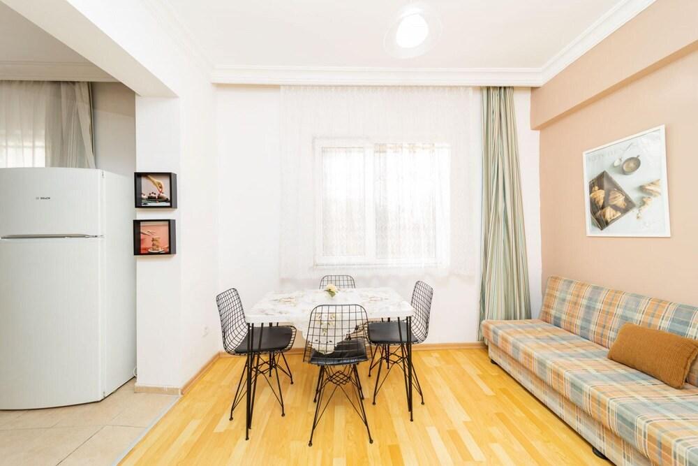 Spacious Flat With Backyard in Muratpasa