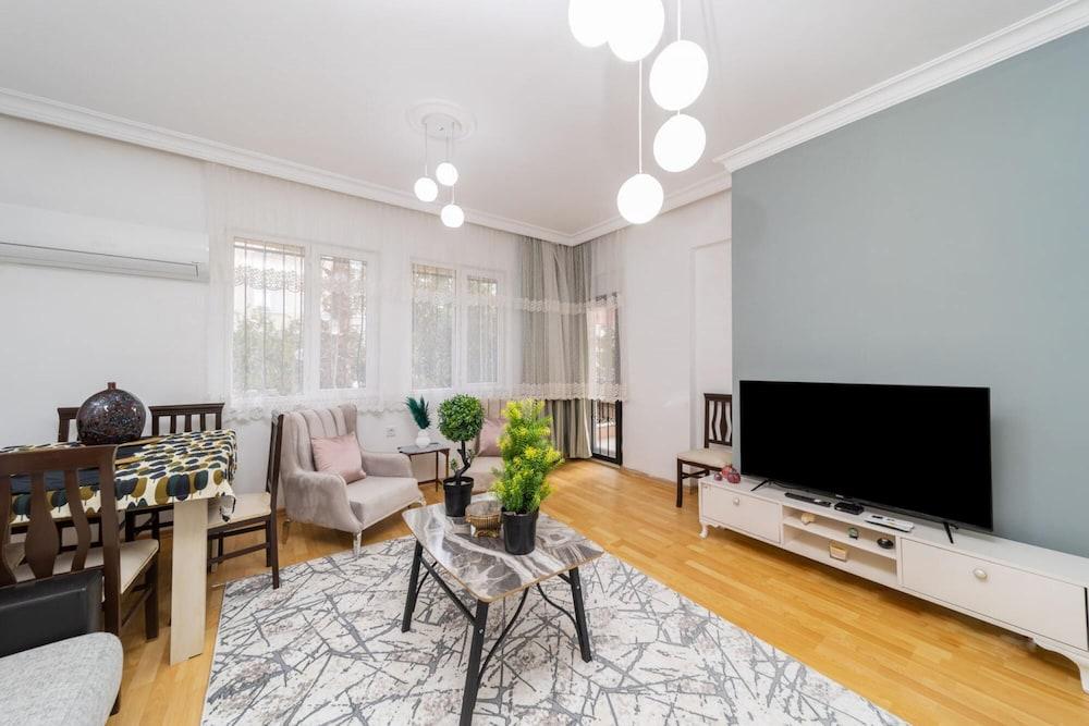 Spacious Flat With Backyard in Muratpasa