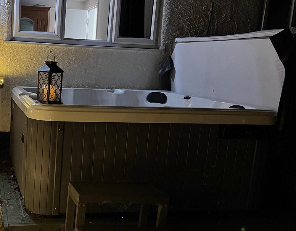 The Hideout With Hot Tub Buxton