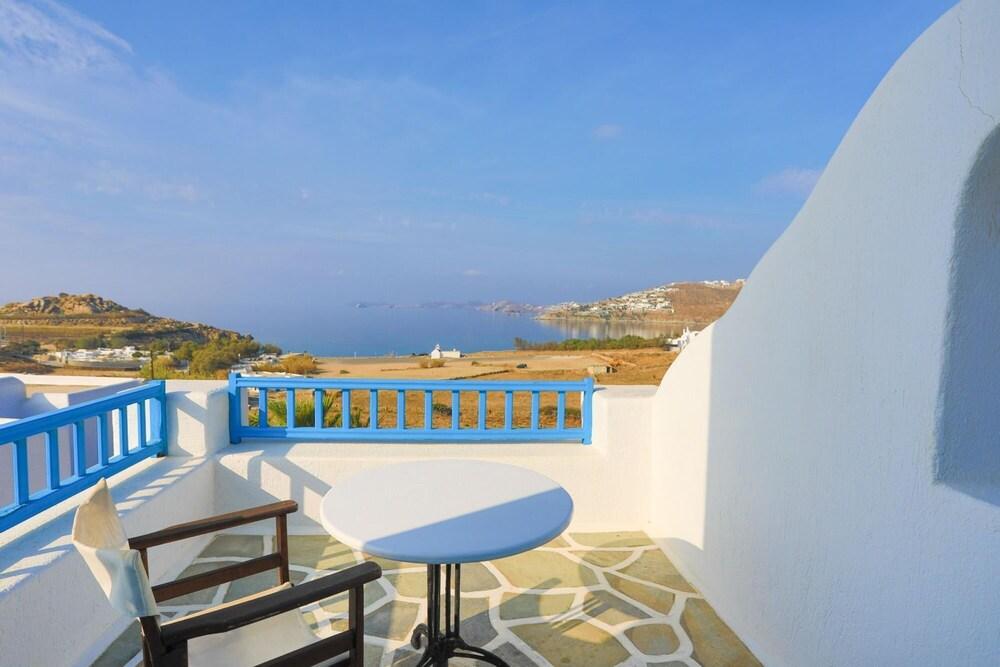 Maganos Eikosi in Thira