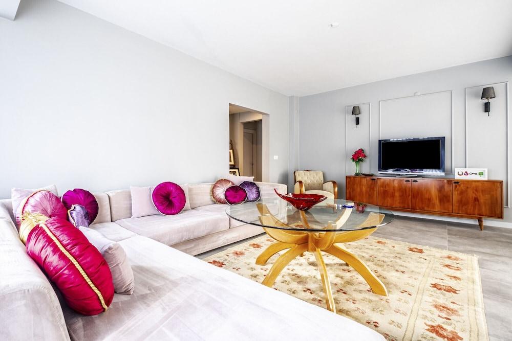 Vibrant Flat Next to Bostanci Marmaray Station