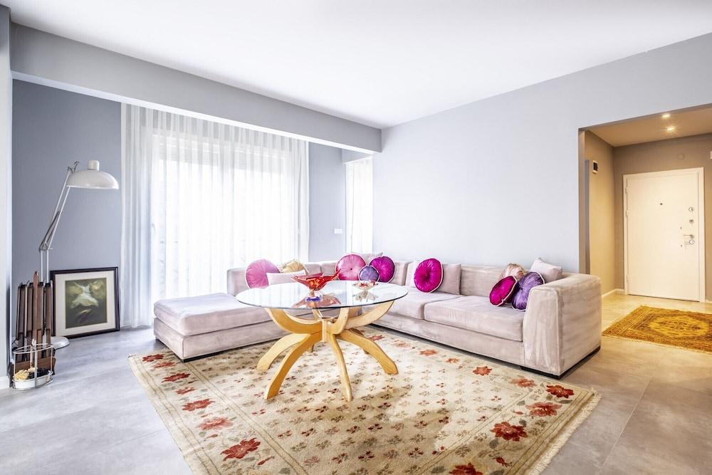 Vibrant Flat Next to Bostanci Marmaray Station