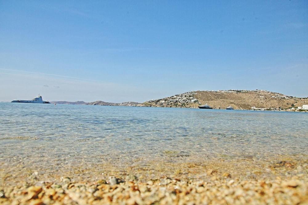 Maganos Eikosidio in Thira