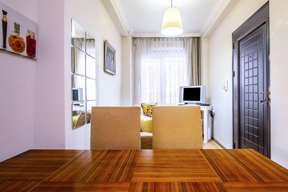 Studio Flat Near Public Transportation in Sisli