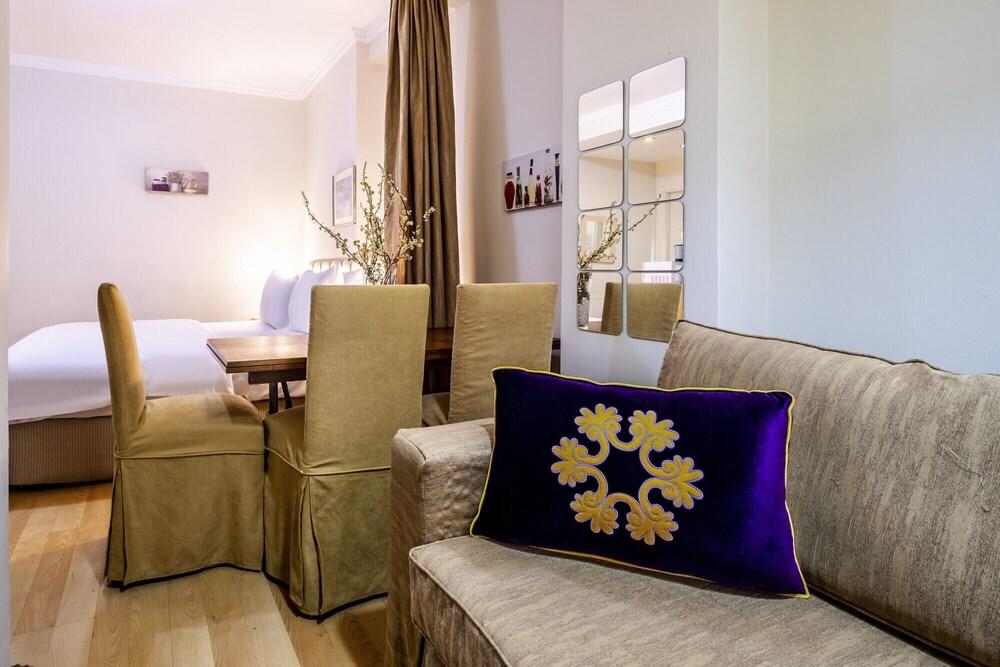 Studio Flat Near Public Transportation in Sisli