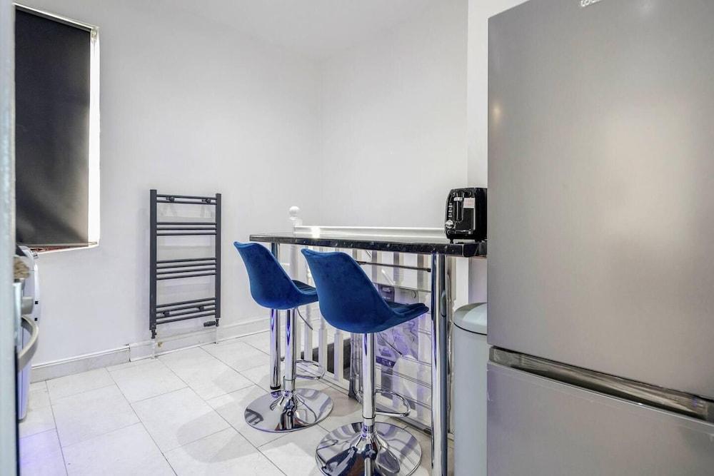 Stunning Top 2 Bed Flat Tilbury Central Location